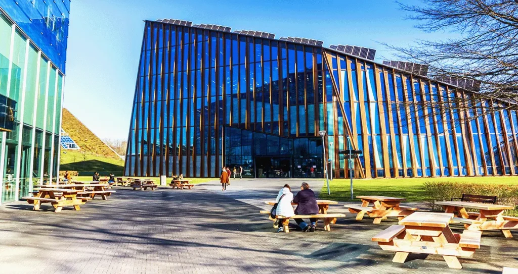 Vue d’ensemble d’un bâtiment BEPOS en Drôme