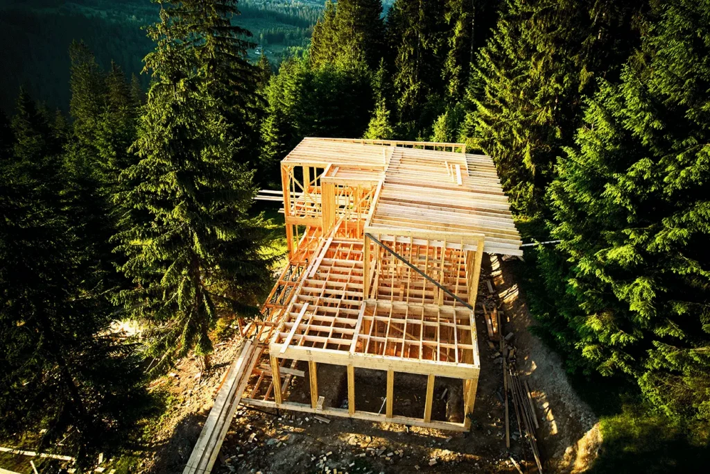 Maison sur pilotis en forêt