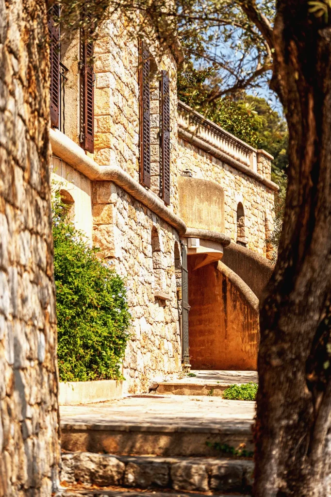 Rénovation d’une maison provençal moderne en pierre