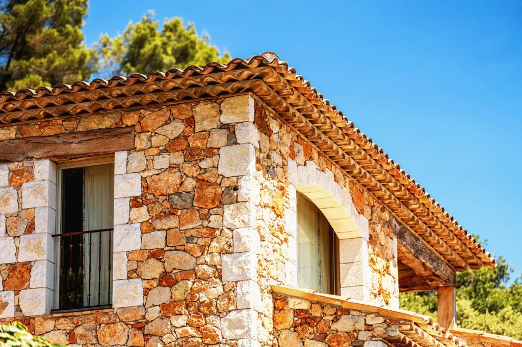 Rénovation d’une maison provençal moderne en pierre