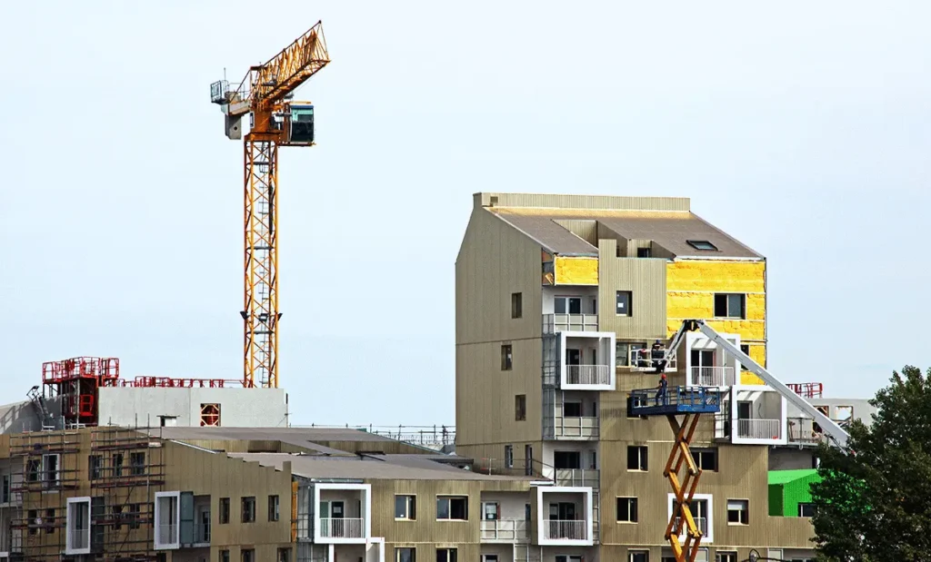 Balcons suspendus en métal sur bâtiment tertiaire à haute performance énergétique