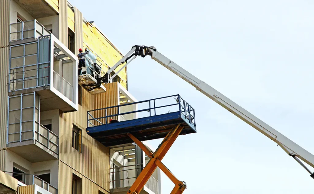 Travaux de façade sur immeuble RE2020, structure en hauteur