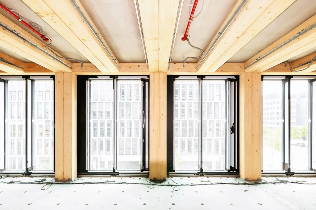 Espace bureaux lumineux avec baies vitrées