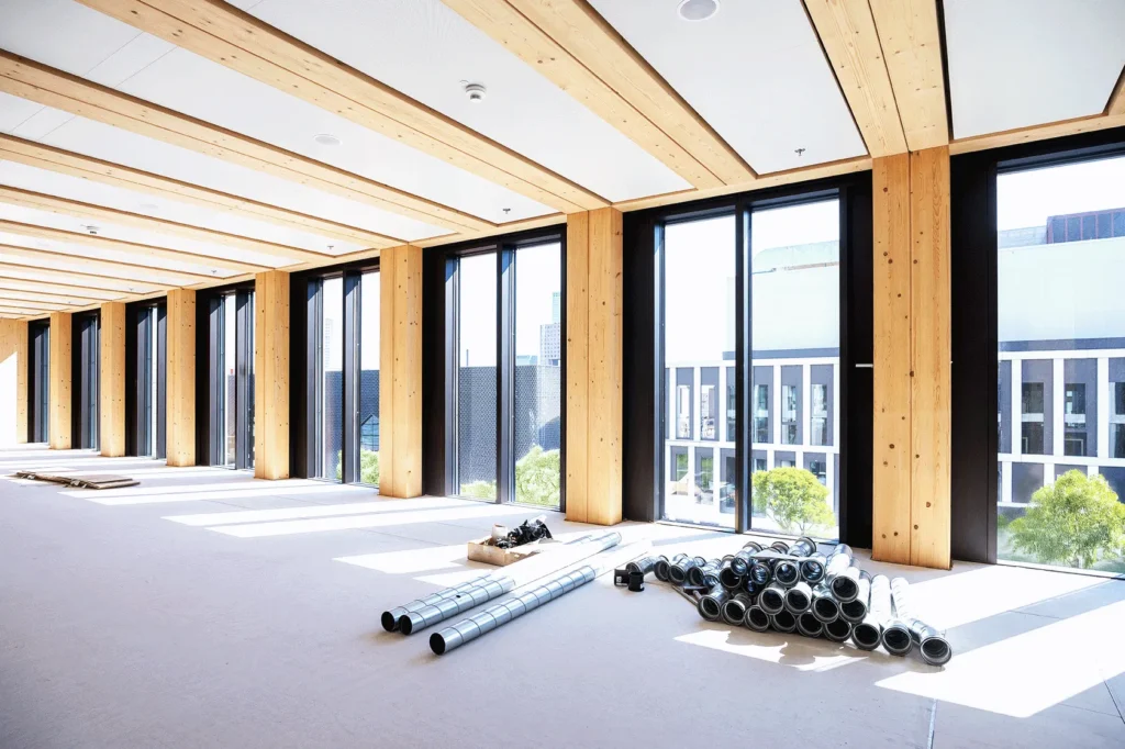 Vue d’ensemble d’un espace professionnel en bois brut, chantier en cours