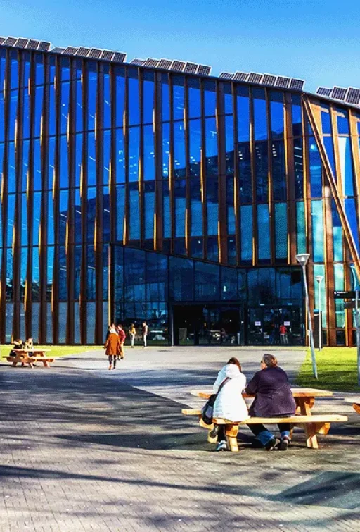 Vue d’ensemble d’un bâtiment BEPOS en Drôme