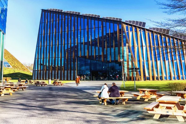 Vue d’ensemble d’un bâtiment BEPOS en Drôme