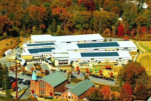 Groupe scolaire rénové avec extension bois et panneaux solaires