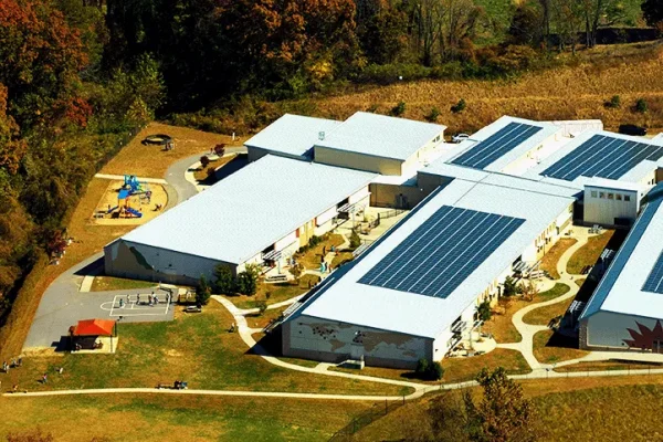 Groupe scolaire rénové avec extension bois et panneaux solaires