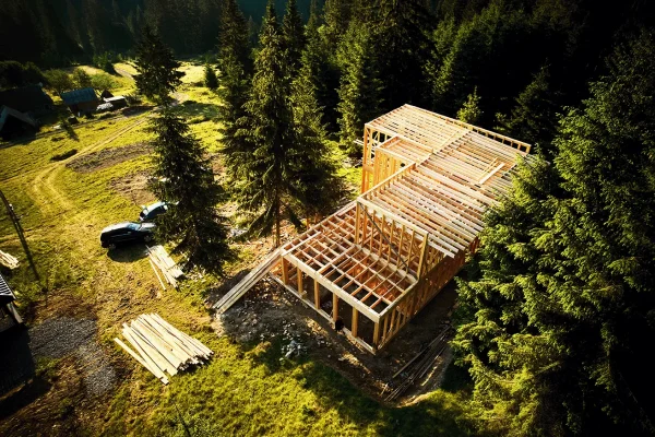 Structure de la maison entouré de végétation