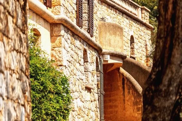 Rénovation d’une maison provençal moderne en pierre