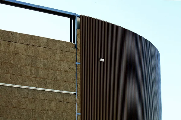 Structure mixte bois et métal pour bâtiment multifonction