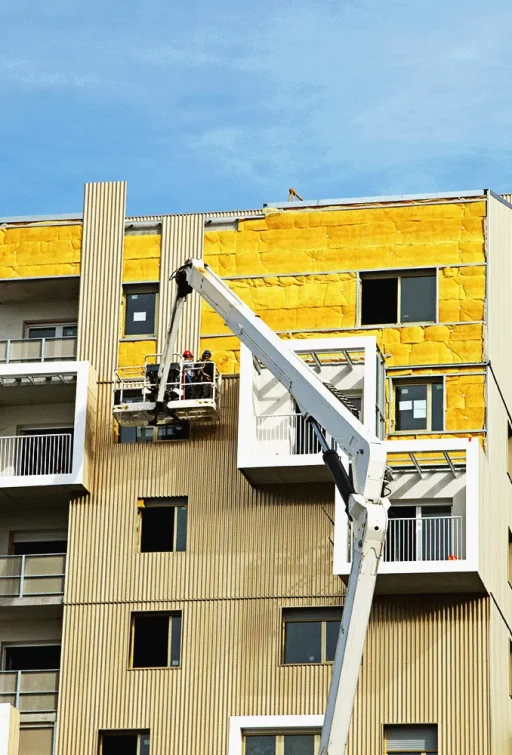 Chantier tertiaire avec nacelle et pose de bardage isolant à Valence