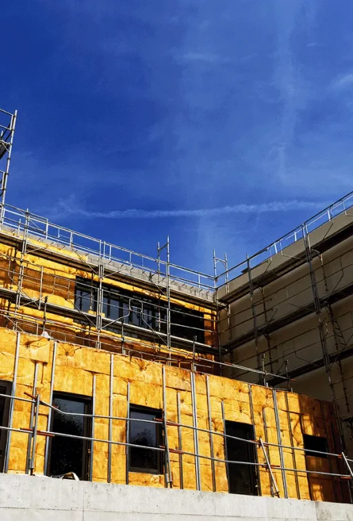 Vue latérale d’un immeuble de bureaux en cours de finition