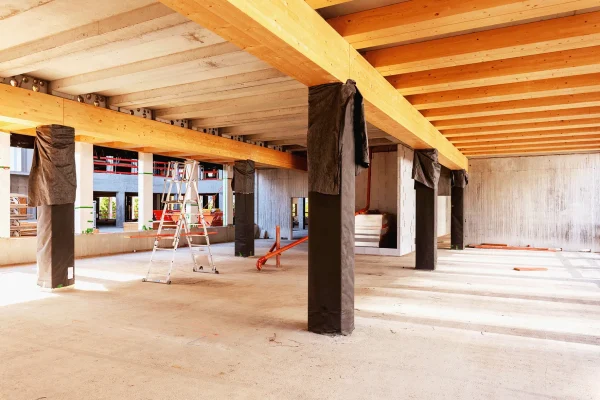 Chantier de réhabilitation avec matériaux biosourcés et gaines électriques visibles